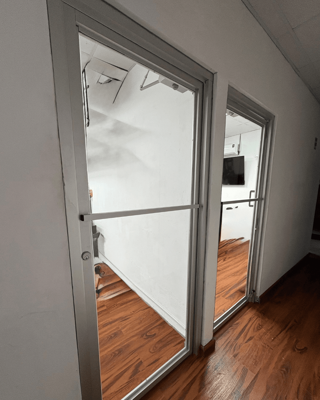 PUERTA DE VIDRIO LAMINADO 3+3 CON MARCO DE ALUMINIO